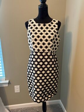 Gorgeous Ann Taylor Black & White Patterned Sleeveless Sheath Dress Size 10P EUC